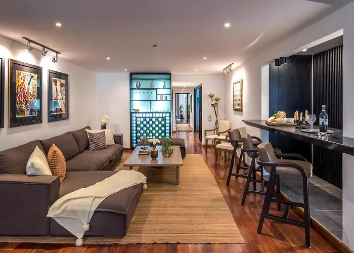Grand Cinema & Jacuzzi Apartment